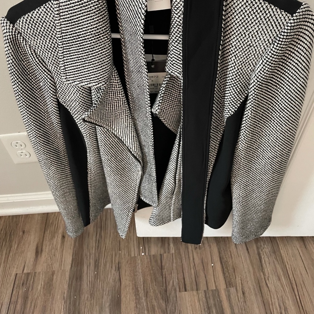 St. John’s blazer - Picture 2 of 2